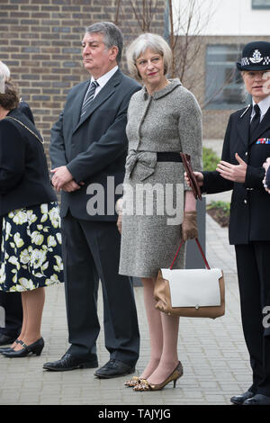 Holyport College, Holyport, Berkshire, Großbritannien. 28. November 2014. Ihre Majestät die Königin, von Seiner Königlichen Hoheit, dem Herzog von Edinburgh, besuchen Sie Holyport Hochschule begleitet. 70563 MP der Rt Hon Theresa können zusammen mit lokalen Würdenträgern waren es die Royal Party begrüßen zu dürfen. Credit: Maureen McLean/Alamy Stockfoto