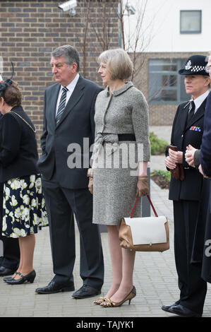 Holyport College, Holyport, Berkshire, Großbritannien. 28. November 2014. Ihre Majestät die Königin, von Seiner Königlichen Hoheit, dem Herzog von Edinburgh, besuchen Sie Holyport Hochschule begleitet. 70563 MP der Rt Hon Theresa können zusammen mit lokalen Würdenträgern waren es die Royal Party begrüßen zu dürfen. Credit: Maureen McLean/Alamy Stockfoto