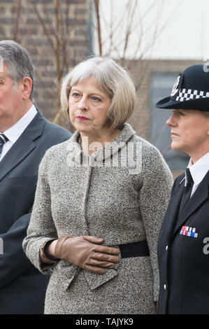 Holyport College, Holyport, Berkshire, Großbritannien. 28. November 2014. Ihre Majestät die Königin, von Seiner Königlichen Hoheit, dem Herzog von Edinburgh, besuchen Sie Holyport Hochschule begleitet. 70563 MP der Rt Hon Theresa können zusammen mit lokalen Würdenträgern waren es die Royal Party begrüßen zu dürfen. Credit: Maureen McLean/Alamy Stockfoto