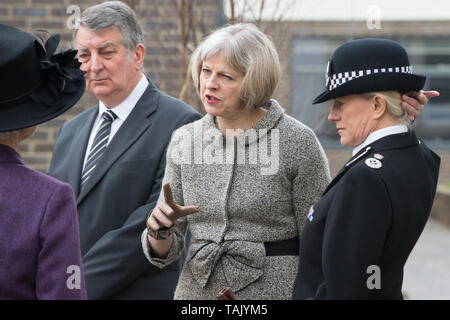 Holyport College, Holyport, Berkshire, Großbritannien. 28. November 2014. Ihre Majestät die Königin, von Seiner Königlichen Hoheit, dem Herzog von Edinburgh, besuchen Sie Holyport Hochschule begleitet. 70563 MP der Rt Hon Theresa können zusammen mit lokalen Würdenträgern waren es die Royal Party begrüßen zu dürfen. Credit: Maureen McLean/Alamy Stockfoto