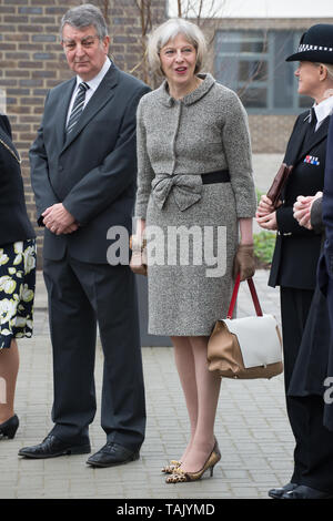 Holyport College, Holyport, Berkshire, Großbritannien. 28. November 2014. Ihre Majestät die Königin, von Seiner Königlichen Hoheit, dem Herzog von Edinburgh, besuchen Sie Holyport Hochschule begleitet. 70563 MP der Rt Hon Theresa können zusammen mit lokalen Würdenträgern waren es die Royal Party begrüßen zu dürfen. Credit: Maureen McLean/Alamy Stockfoto