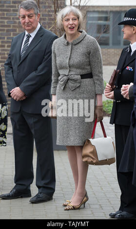 Holyport College, Holyport, Berkshire, Großbritannien. 28. November 2014. Ihre Majestät die Königin, von Seiner Königlichen Hoheit, dem Herzog von Edinburgh, besuchen Sie Holyport Hochschule begleitet. 70563 MP der Rt Hon Theresa können zusammen mit lokalen Würdenträgern waren es die Royal Party begrüßen zu dürfen. Credit: Maureen McLean/Alamy Stockfoto