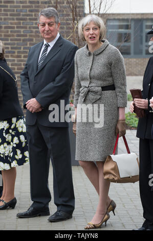 Holyport College, Holyport, Berkshire, Großbritannien. 28. November 2014. Ihre Majestät die Königin, von Seiner Königlichen Hoheit, dem Herzog von Edinburgh, besuchen Sie Holyport Hochschule begleitet. 70563 MP der Rt Hon Theresa können zusammen mit lokalen Würdenträgern waren es die Royal Party begrüßen zu dürfen. Credit: Maureen McLean/Alamy Stockfoto