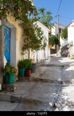 Traditionelle Gasse in Mesotopos Dorf, Lesbos (oder Lesbos) Insel, in der Ägäis, Griechenland. Stockfoto
