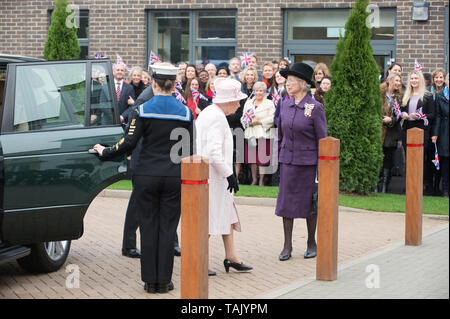 Holyport College, Holyport, Berkshire, Großbritannien. 28. November 2014. Ihre Majestät die Königin, von Seiner Königlichen Hoheit, dem Herzog von Edinburgh, besuchen Sie Holyport Hochschule begleitet. 70563 MP der Rt Hon Theresa können zusammen mit lokalen Würdenträgern waren es die Royal Party begrüßen zu dürfen. Credit: Maureen McLean/Alamy Stockfoto