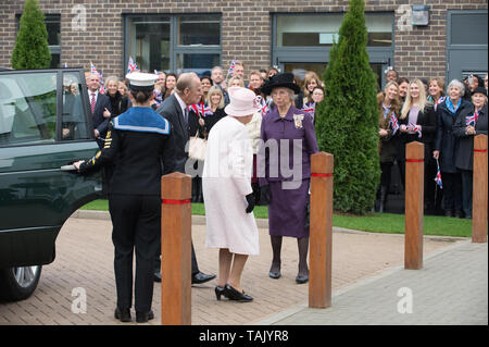 Holyport College, Holyport, Berkshire, Großbritannien. 28. November 2014. Ihre Majestät die Königin, von Seiner Königlichen Hoheit, dem Herzog von Edinburgh, besuchen Sie Holyport Hochschule begleitet. 70563 MP der Rt Hon Theresa können zusammen mit lokalen Würdenträgern waren es die Royal Party begrüßen zu dürfen. Credit: Maureen McLean/Alamy Stockfoto