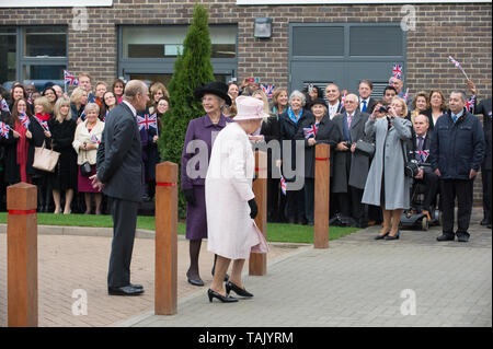 Holyport College, Holyport, Berkshire, Großbritannien. 28. November 2014. Ihre Majestät die Königin, von Seiner Königlichen Hoheit, dem Herzog von Edinburgh, besuchen Sie Holyport Hochschule begleitet. 70563 MP der Rt Hon Theresa können zusammen mit lokalen Würdenträgern waren es die Royal Party begrüßen zu dürfen. Credit: Maureen McLean/Alamy Stockfoto