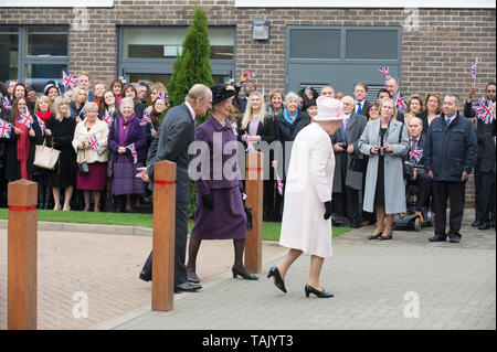 Holyport College, Holyport, Berkshire, Großbritannien. 28. November 2014. Ihre Majestät die Königin, von Seiner Königlichen Hoheit, dem Herzog von Edinburgh, besuchen Sie Holyport Hochschule begleitet. 70563 MP der Rt Hon Theresa können zusammen mit lokalen Würdenträgern waren es die Royal Party begrüßen zu dürfen. Credit: Maureen McLean/Alamy Stockfoto