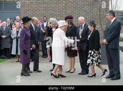 Holyport College, Holyport, Berkshire, Großbritannien. 28. November 2014. Ihre Majestät die Königin, von Seiner Königlichen Hoheit, dem Herzog von Edinburgh, besuchen Sie Holyport Hochschule begleitet. 70563 MP der Rt Hon Theresa können zusammen mit lokalen Würdenträgern waren es die Royal Party begrüßen zu dürfen. Credit: Maureen McLean/Alamy Stockfoto