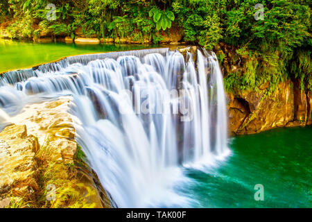 Majestic Shifen Wasserfall in Pingxi Bezirk von New Taipei City, Taiwan, am Oberlauf der Keelung River. Die berühmten Wasserfall ist Stockfoto