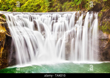 Majestic Shifen Wasserfall in Pingxi Bezirk von New Taipei City, Taiwan, am Oberlauf der Keelung River. Die berühmten Wasserfall ist Stockfoto