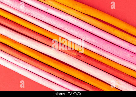 Hintergrund der duftenden farbige Holzstäbchen Stockfoto