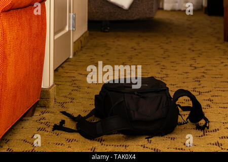 Eine vergessene Tasche am Boden von einem Hotel Zimmer, dass Bedrängnis zu einem Reisenden zu verursachen. Stockfoto