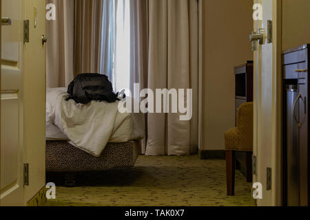 Eine vergessene Tasche auf dem Bett von einem Hotel Zimmer, dass Bedrängnis zu einem Reisenden zu verursachen. Stockfoto