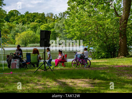 Leute genießen ein Pic Nic im Prospect Park in einem warmen Frühling Tag Stockfoto