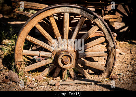 Altes westliches Holzwaggonrad Stockfoto