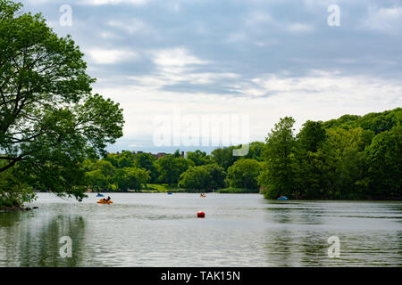 Leute genießen im Park an einem sonnigen Tag Stockfoto