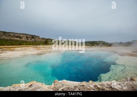 Inspirierende natürlichen Hintergrund. Pools und Geysire im Yellowstone National Park, USA. Stockfoto