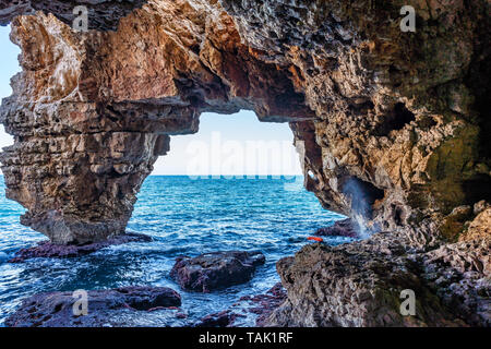 Schöne Felsenküste in Moraira, Costa Blanca, Spanien Stockfoto