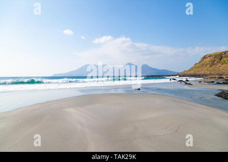 Singing Sands Beach mit der Insel Rum in der Ferne in der Nähe von Cleadale Insel Eigg, Schottland. Stockfoto