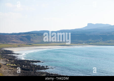 Die Bucht von laig auf der Isle of Eigg mit Ann Sgurr in der Ferne. Stockfoto