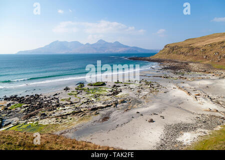 Singing Sands auf der Isle of Eigg mit Rum Berge in der Ferne. Stockfoto