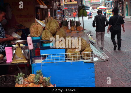 Straßenhändler verkaufen Durian, pasakdek Stockfoto