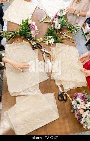 Master Class auf dem Bilden der Blumensträuße. Sommer Bouquet. Lernen Blumen arrangieren, wunderschöne Blumensträuße mit ihren eigenen Händen. Blumen Lieferung Stockfoto