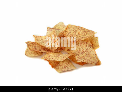 Taro slice knusprig gebraten auf weißem Hintergrund/Taro Chips für Snack isoliert Stockfoto