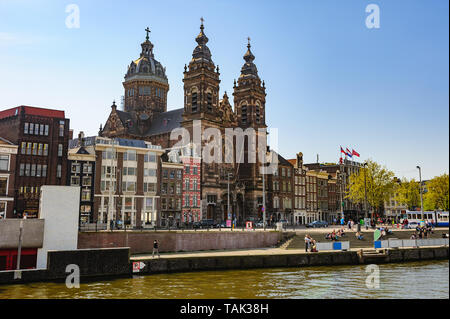 Amsterdam, Niederlande - 22 April 2019: Blick auf die Basilika des Heiligen Nikolaus (Niederländisch: Basiliek van de Heilige Nicolaas) befindet sich in der Altstadt von eine Stockfoto