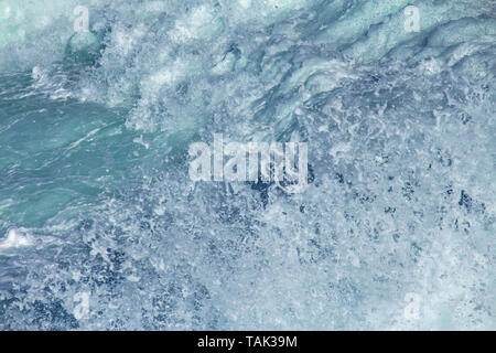 Aquatische Hintergrund der Meeresbrandung wellen Nahaufnahme mit klarem Wasser und weißer Schaum Stockfoto