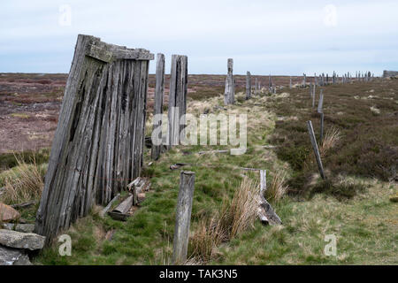 Eine alte Eisenbahn Schnee Zaun von Bahnschwellen neben dem C2C-Radweg in der Nähe von Parkhead Station, Co Durham, England, Großbritannien Stockfoto