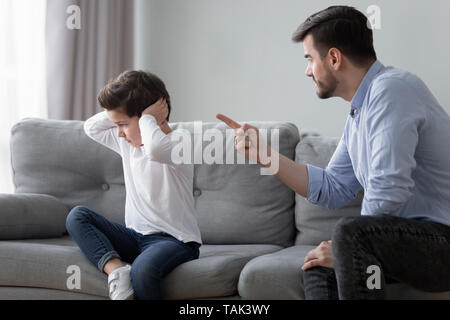 Angry dad Schelte Vorschüler Sohn Streit zu Hause in Stockfoto