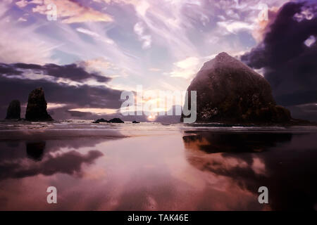 Dramatische farbenfrohen Blick auf Cannon Beach in Oregon Stockfoto