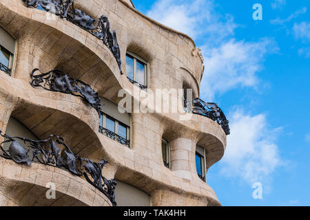 Barcelona, Katalonien, Spanien - November 19, 2018: Ein Teil der Fassade der Casa Mila auf dem Hintergrund der bewölkten Himmel. Das Gebäude, entworfen von Antonio Gaudi Stockfoto