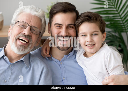 Portrait von drei Generationen von Männern hug Blick an Kamera Stockfoto
