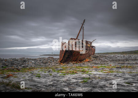 Der Frachter Plassey wurde weg Schiffbruch Inis Oírr am 8. März 1960, und hat sich seit über Flut Mark am Carraig geworfen worden na Finise auf der isl Stockfoto