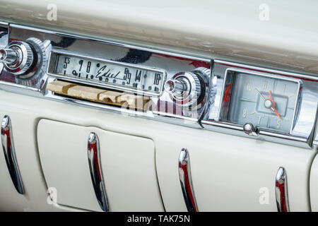 Classic Car Radio und Uhr in alten Ford Edsel Auto Stockfoto