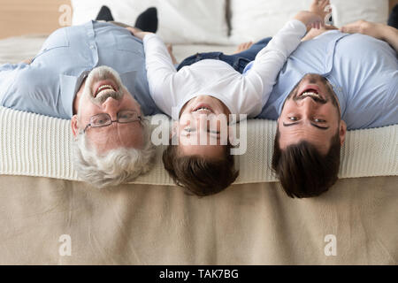 Portrait von drei Generationen von Männern auf dem Kopf liegend Stockfoto