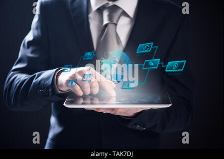 5g Tablet auf Geschäftsmann Hand verbinden weltweit. 5G-Netzwerk Verbindung Konzept. Stockfoto