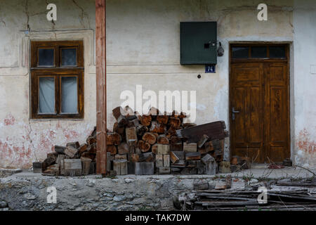 Eingang zu einem Haus im Dorf Cicmany, Slowakei. Stockfoto