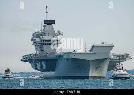 Die Royal Navy Flugzeugträger HMS Queen Elizabeth kehrt in Portsmouth, Großbritannien am Nachmittag des 25/05/19 Nachdem es zunächst trocken Docking Zeitraum. Stockfoto