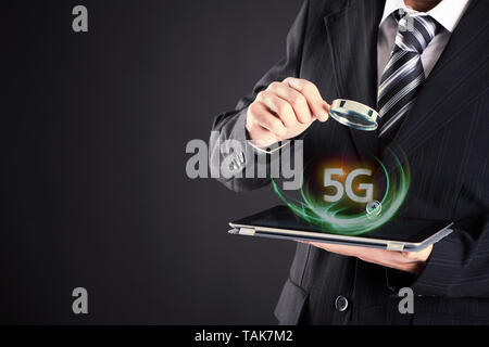 5g Tablet auf Geschäftsmann Hand verbinden weltweit. 5G-Netzwerk Verbindung Konzept. Stockfoto