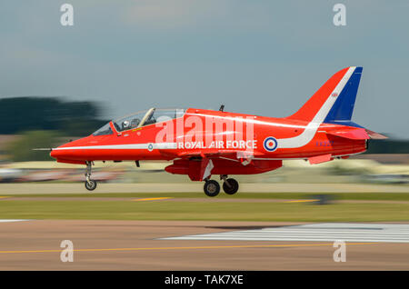 Royal Air Force RAF Red Arrows BAE Hawk T1 Jet Flugzeug landet bei der Royal International Air Tattoo, RAF Fairford, UK. Über Klaviertasten Stockfoto