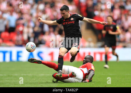 Sunderlands Lewis Morgan (links) und von Charlton Athletic Mouhamadou-Naby Sarr Kampf um den Ball in den Himmel Wette Liga eine Play-off-Finale im Wembley Stadion, London. Stockfoto