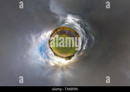 Little planet Transformation von sphärischen Panorama 360 Grad. Sphärische abstrakte Luftaufnahme in Feld in schönen Abend mit super schönen Wolken. Stockfoto