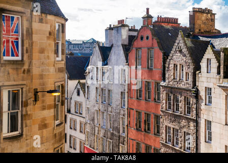 Destail der historischen Gebäude aus Stein in der Altstadt von Edinburgh an einem sonnigen Wintertag Stockfoto