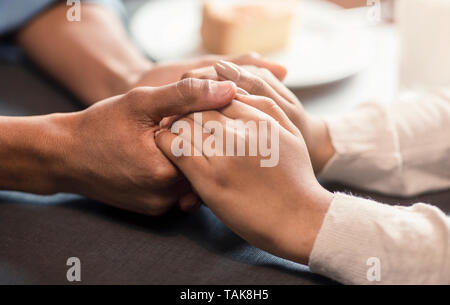 Junge schwarze Paar Hände halten Datum in Stockfoto