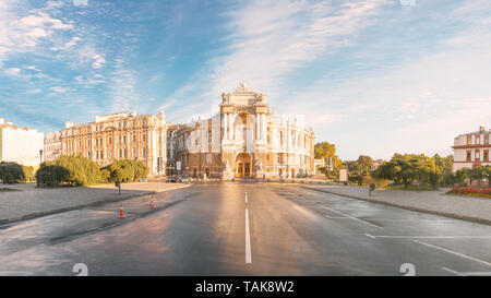 Schöne Panoramasicht auf die Odessa Staatlichen Akademischen Theater für Oper und Ballett am frühen Morgen ohne Menschen. Gebäude für Kunst, Sehenswürdigkeiten, buildi Stockfoto