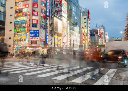 Tokyo, Japan - 23. März 2019: Foto von Menschen beim Überqueren einer Straße in Akihabara, einem Einkaufsviertel im Zentrum von Tokyo berühmt für seine Elektronik Shops Stockfoto